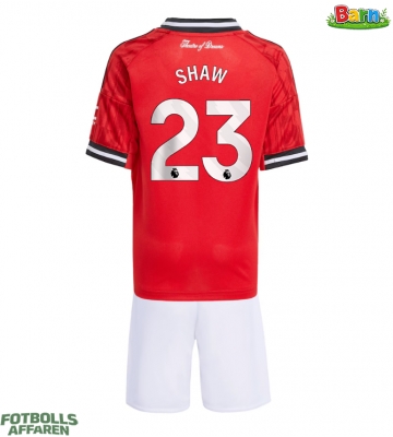 Manchester United Luke Shaw #23 Hemmaställ Barn 2025-26 Kortärmad (+ Korta byxor)